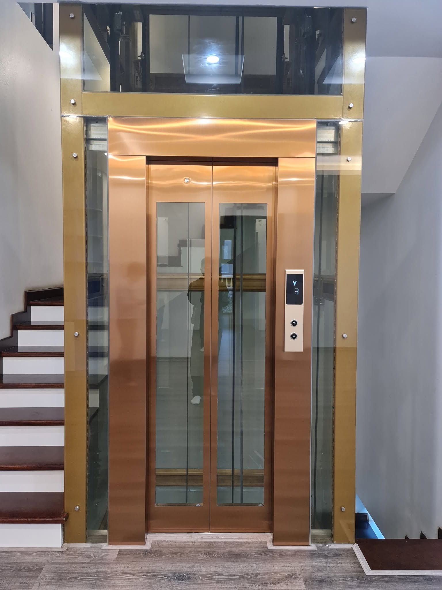 Thang máy inox vàng đồng kết hợp kính trong nhà ở