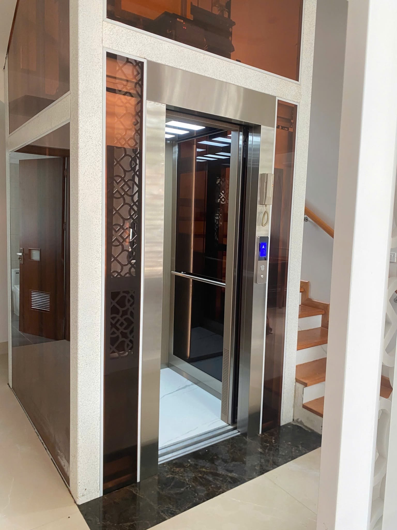 Mặt tiền ngôi nhà thuộc công trình thang máy gia đình