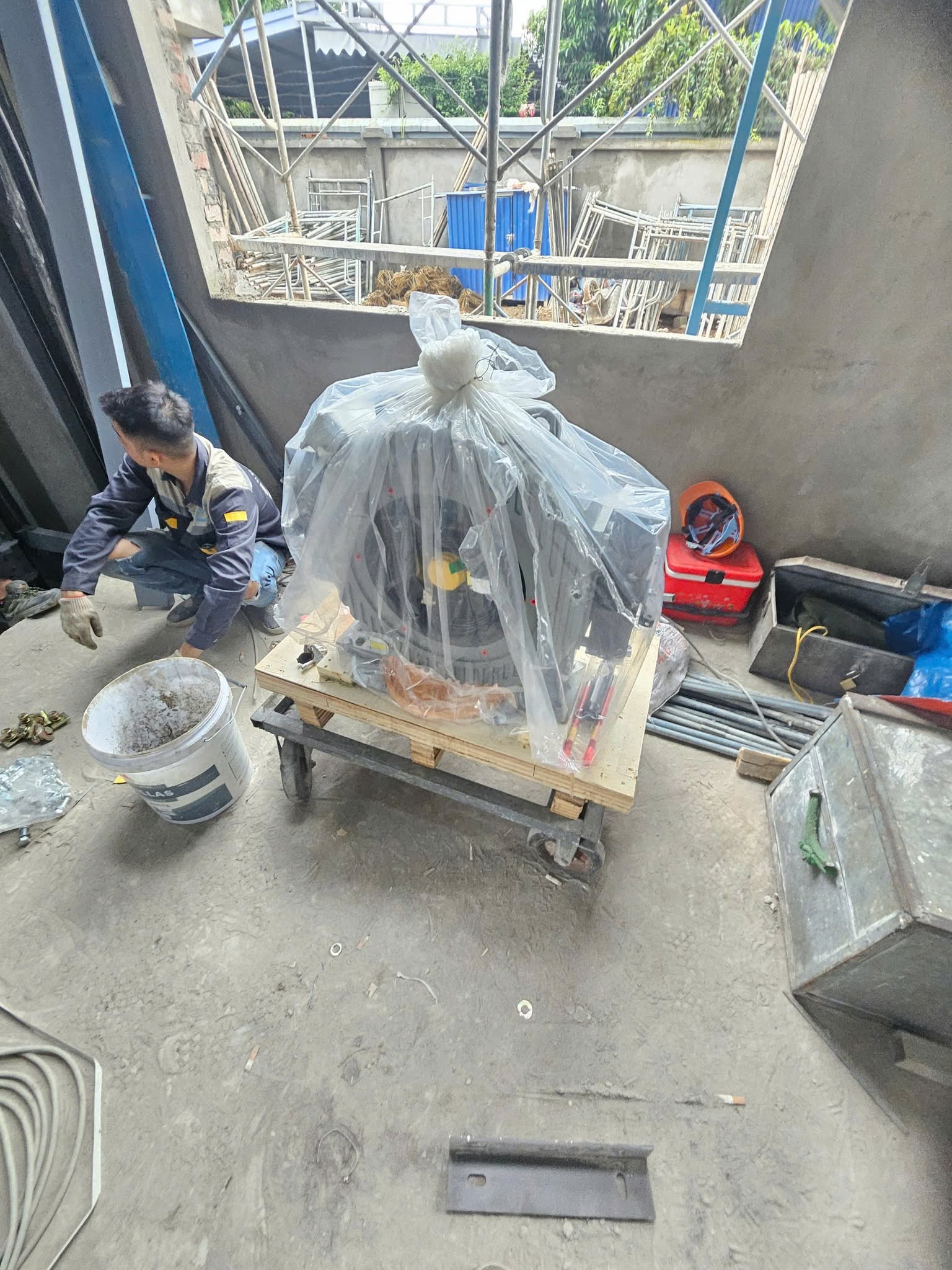 Thiết bị thang máy được tập kết tại công trình Hà Nội
