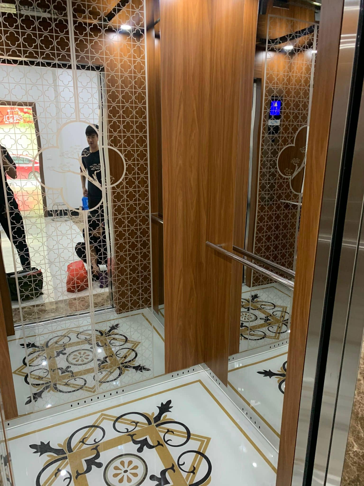 Cabin thang máy vân gỗ và sàn họa tiết tại công trình VPIC